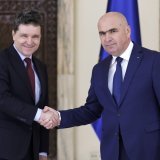 Le président Nicusor Dan, à gauche, a annoncé la nomination de l'actuel président pro-européen du Sénat, Ilie Bolojan, à droite, comme nouveau premier ministre. Le Parlement doit encore donner son aval. KEYSTONE/EPA/ROBERT GHEMENT